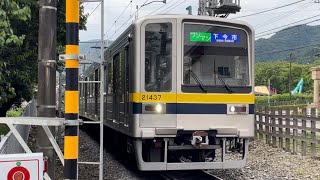 東武20000系列20400型20430番台21437編成がワンマン下今市行きとして東武ワールドスクウェア駅を発車するシーン（2023.7.15.17:12）〜ジョイント音最高！〜