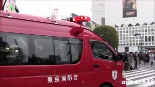 歩行者の間を緊急走行する消防指揮車と消防車
