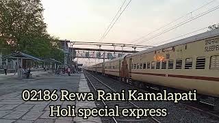 02186 Rewa Rani Kamalapati Holi special express patharia Railway station