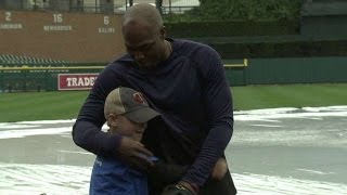 MIN@DET: Torii, Hunter play catch before the game