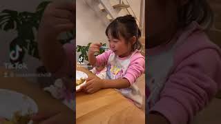 世界一ママのカレーを美味しそうに食べる４歳女の子www #Shorts