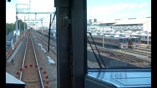 たくさんの車両が並んだ車両基がある森ノ宮駅～大阪城公園駅間を走行する大阪環状線内回り323系の前面展望