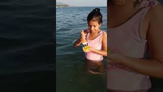 Melisa Nisa denizde deniz suyu ile baloncuk yapıyor.#shorts