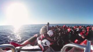 El impresionante rescate de inmigrantes en el Mediterráneo en 360º