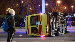 Vozilo hitne pomoći u sudaru s osobnim automobilom završilo na boku