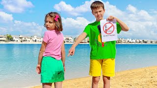 Max y Katy sus historias sobre una playa en el mar con arena