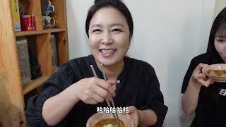 中国女婿给韩国岳母做火锅，岳母吃到火锅反应是？