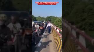 Momen Siswi SMP Halangi Pengendara Motor Nakal Yang Baik Trotoar Pejalan Kaki.