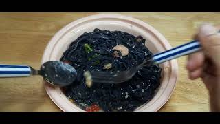 香蒜海鮮墨魚生義大利麵  Squid Ink Spaghetti with Seafood and garlic Sauce