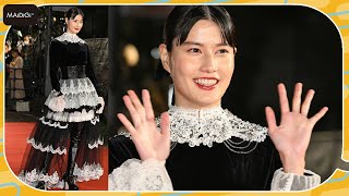 ＜東京国際映画祭＞橋本愛、ミニスカ×ブーツでクラシカルなモノトーンコーデ　レッドカーペット＆オープニングに登場