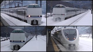 雪景色の近江塩津駅を通過する683系の特急「サンダーバード」2列車と回送