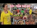 Không ngờ có quán cơm phần nhiều người đẹp và nhiều món ăn hấp dẫn đến thế