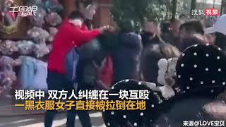 上海迪士尼游客疑因排队打架 孩子在一旁被吓哭