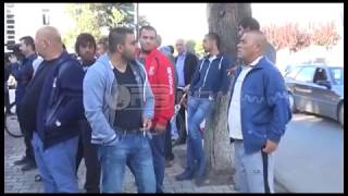 Elbasan - Tregtarët ambulantë në protestë, policia i largoi nga trotuari