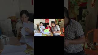 儿子上学全家出动，书皮还得一个一个包！#shorts#乡野勇哥#开学季