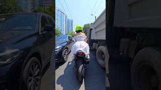 Газанул прямо в ЛИЦО..😳 Когда решили обьехать пробку между МАШИН🏍️🤣 #motorcycle #motoraido #мото