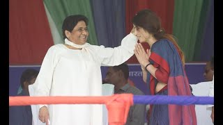 'Bua-bhatija' bonhomie peaks in UP: Mayawati calls Akhilesh's wife 'bahu'