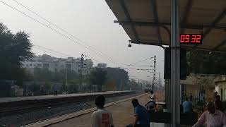 Visakhapatnam-Nanded express with WDP4D furiously skips Dayanand Nagar in Hyderabad Suburban