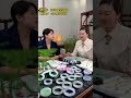 翡翠手镯：婆婆送给儿媳妇的高冰飘绿手镯，都说十年看婆，十年看儿媳，这位婆婆的相处之道真的太好了 4 翡翠 翡翠手镯 翡翠直播 玉石