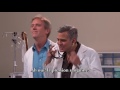 george clooney et hugh laurie rejouent urgences dans un sketch hilarant