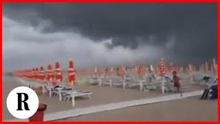 Maltempo in Abruzzo, paura in spiaggia: i bagnanti scappano dalla tempesta