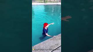 ‏لما تاخدي اخوكي الصغير لحمام السباحة ويغرق😂🏊‍♂️|روان ستارز😂￼