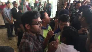 MIC youth chief and leaders swarmed inside the Selangor SUK 2