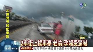 2車擦撞失控 接連衝上候車亭