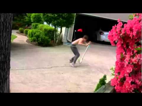 Justin Bieber hit in the head by scooter!!.avi Justin Bieber hit in the head by scooter!!.avi