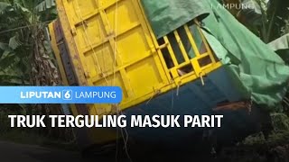 Nahas! Hindari Motor Lawan Arah, Truk Terguling Masuk Parit | Liputan 6 Lampung