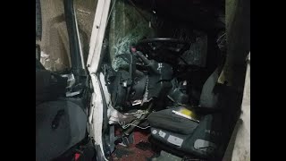З місця події: під Києвом вантажівка влетіла у фуру, водія вирізали із салону