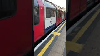 East Acton || Narrow platform || London Underground 🇬🇧 #shorts