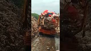 TRUK SAMPAH BERGOYANG⁉️