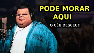 CLAYTON QUEIROZ CANTOU PODE MORAR AQUI E O CÉU DESCEU!