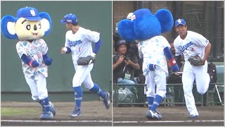 すぐそばでエールを送ってくるドアラをガン見しながら試合へ向かう選手たち！ (2024/02/23)