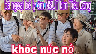 trực tiếp NSƯT kim Tiểu Long vừa đẩy xe hành lý ra bà ngoại bé ly ôm anh long khóc nức nở