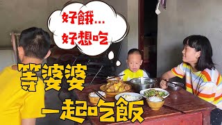 飯桌上的糖寶懂事了，還知道等婆婆一起吃飯，只能先看著流口水【90後寶媽雯雪】