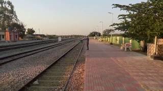 KJM EMD on full notch rushes through Ajjampur with the Bengaluru JanShatabdi Express!