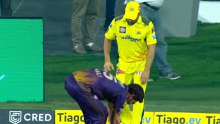 Rinku Singh touched MS Dhoni's feet with POM award while meeting last time after winning CSK vs KKR