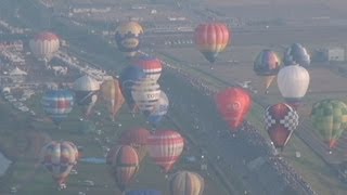 秋晴れの空彩る熱気球 佐賀、バルーンの祭典開幕