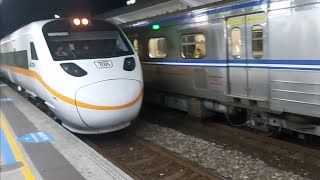 4244次樹林發車經由宜蘭線開往蘇澳的EMU515+EMU504區間車待避，252次樹林發車經由北迴線開往壽豐的TEMU1005+TEMU1006太魯閣自強號