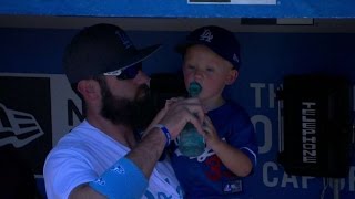 MIL@LAD: Van Slyke spends Father's Day with his son