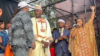 muthoni wakirumba gutinithia keki ya Uhuru Kenyatta