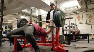 Pause bench 127.5 kg x 1 PR