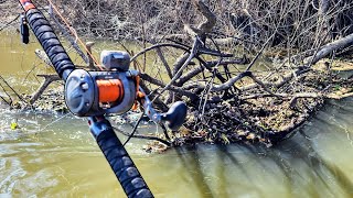 HUGE Fish Live in UNDERWATER TREE PILES!! (River Fishing)