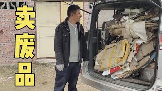 New Year is approaching, Brother Yong and his daughter-in-law clean up the garbage