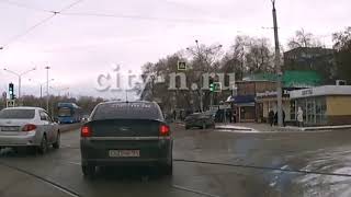 Два автомобиля вылетели на остановку в Новокузнецке