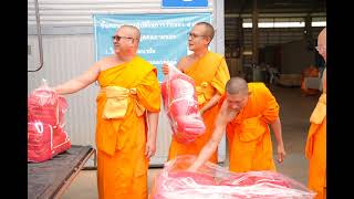 ปทุมธานี วัดพระธรรมกายส่งมอบถุงยังชีพช่วยเหลือผู้ประสบภัยน้ำท่วมในจังหวัดจันทบุรี