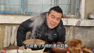 中俄边境小镇的东北铁锅炖，哈士蟆炖土豆林区美味吃一次终身难忘