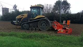 Challenger, lavorazione della terra con erpice rotante 🚜